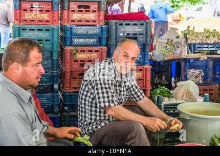 Il settimanale Martedì mercato di Foca, Distretto di Izmir, Turchia, azienda di stallo peeling produrre. Foto Stock