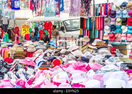 Il settimanale Martedì mercato di Foca, Distretto di Izmir, Turchia, cappelli di tutti i tipi e colori. Foto Stock