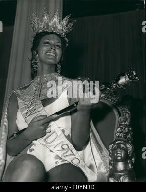 Nov. 11, 1970 - Miss Canada, Miss Jennifer Hosten (22) fu incoronata Miss Mondo 1970 presso la Royal Albert Hall di Londra, 20 novembre 1970. Foto Stock