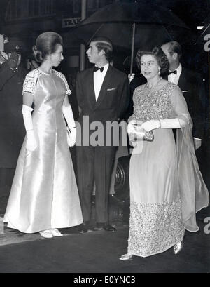 Elizabeth II e i bambini arrivano al gala di beneficenza Foto Stock