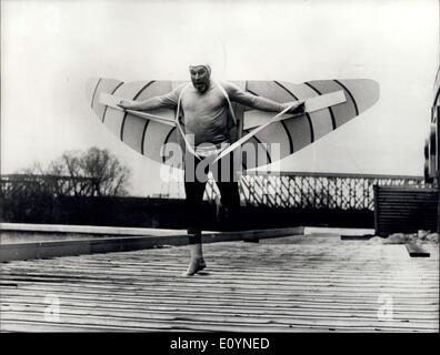 Dic. 04, 1970 - Birdman di volo sul fiume tentativo fallisce: Birdman Walter Cornelio, una pietra 161/2 wrestler lettone e uomo forte, indossando un paio di ali fatte di tela e legno di balsa, ieri ha tentato di sorvolare il fiume Nene, dalla cima di un 35 ft. alta supermercato in Peterborough. Ma egli invece crollati direttamente nel fiume. Poi ha detto: " Io sono il doppio della span delle ali a 20 piedi e provare di nuovo il mese prossimo.'' mostra fotografica di Birdman Walter Cornelio corre per il decollo di ieri. Foto Stock