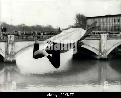 Dic. 04, 1970 - Birdman di volo sul fiume tentativo fallisce: Birdman Walter Cornelio, un 161/2-pietra wrestler lettone e uomo forte, indossando un paio di ali fatte di tela e legno di balsa, ieri ha tentato di sorvolare il fiume Nene, dalla sommità di una 35ft-alta supermercato in Peterborough. Ma egli invece crollati direttamente nel fiume. Poi ha detto: " Io sono il doppio della span delle ali a 20 piedi e provare di nuovo il mese prossimo.'' mostra fotografica di Walter Cornelio tenta di eseguire le sue ali come egli ha preso il via ieri dalla cima di un supermercato in Peterborough - ma egli è disceso nel fiume. Foto Stock