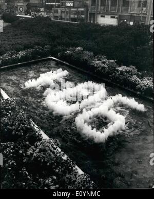 Il 12 Dic. 1970 - Tokyo Fontana racconta il tempo; Questa notevole fontana nel giardino dell'hotel Tokyo nel quartiere di Akasaka Tokyo, dà l'ora e i minuti come i getti di acqua di cambiare forma. Esso mostra il tempo di essere 4.06 quando è stata scattata la fotografia. Foto Stock