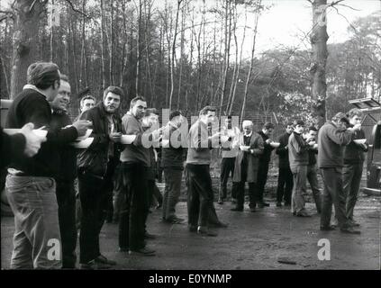 Il 12 Dic. 1970 - lunghi ritardi a Berlino autobahn.: alcuni dei carrelli in modo da Berlino a Germania Ovest ha dovuto attendere 14 ore prima che fossero consentita dal tedesco orientale della polizia di frontiera. I piloti che hanno aspettato fin da ieri sera, al confine di Berlino, hanno dato una prima colazione tè dalla Croce Rossa a mezzogiorno, la Berlino ovest la polizia ha consegnato un pranzo libero. Foto Stock