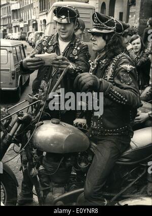 Gen 01, 1971 - Hell's Angels consegnare la posta: giovani ragazzi che appartengono ad un ciclo del motore pista conosciuta come ''Devil's scagnozzi'', hanno offerto i propri servizi per offrire posta in tutta la zona di Londra. La foto mostra due membri del ''Devil's scagnozzi'' nei loro abiti colorati, circa per iniziare. Foto Stock