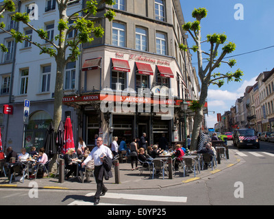Cafe l'autobus sulla Place Jourdan square nel quartiere dell'UE di Bruxelles, Belgio Foto Stock