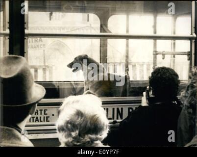 Gen 20, 1971 - Cane Rides Paris City Bus per due ore di attesa per il proprietario Foto Stock