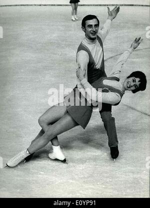 Febbraio 02, 1971 - Pattinaggio Artistico Campionato Europeo di Zurigo: La Sowjet danza su ghiaccio giovane Ludmilla Pachamov / Alexander Gorschkov, che dovrà difendere il loro premio campione. Foto Stock