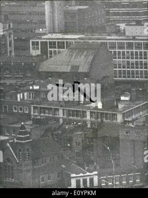 Febbraio 21, 1971 - falchi tornano a Londra: Un gheppio volando sopra la città di ieri di uno di un numero che si ri-creazione di se stessi a Londra. La foto è stata scattata dal 30 piani unione commerciale edificio che è stato cancellato di centinaia di piccioni da il gheppio e i suoi compagni. Di ritorno alla vita metropolitana, il gheppio sembrano essere selettivi su siti di nidificazione. Una coppia vive al B.B.C. in Portland Place, un altro alla House of Commons e un terzo al Savoy Hotel Strand. Foto Stock