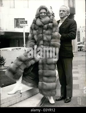 Mar 03, 1971 - Melina Mercouri a Londra per la premiere del film: attrice greco Melina Mercouri, e suo marito, Jules Dassin, sono a Londra per un paio di giorni prima della apertura della loro ultima pellicola, ''promessa all'alba'', che Jules Dassin non solo prodotto e diretto, ma ha anche scritto la sceneggiatura. ''Promessa all'alba", a Joseph E. Levine presentazione di un Avco Embassy film, apre al Leicester Square Theatre giovedì 4 marzo. Keystone mostra fotografica di Melina Mercouri e suo marito Jules Dassin, raffigurato in Londra oggi. Foto Stock