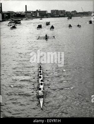 Mar 03, 1971 - Cambridge batte Oxford da dieci lunghezze in 117Boat Race da Putney a Mortlake: Cambridge batte agevolmente Oxford da dieci lunghezze nell'Università annuale Boat Race oltre un 4 1/2 - corso di miglio da Putney a Mortlake. La foto mostra: una foto scattata dal ponte di Hammersmith che mostra il Cambridge equipaggio leader di Oxford da circa tre lunghezze nel corso dell odierna boat race. Foto Stock