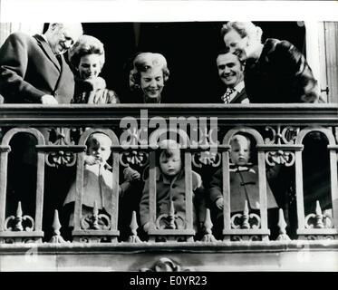 Mar 03, 1971 - Re Frederik di Danimarca celebra il suo 72compleanno: Re Frederik di Danimarca ha festeggiato il suo compleanno 72questa settimana con un incontro di famiglia al Castello di Amalienborg. La foto mostra i membri della Famiglia Reale danese appaiono sul balcone per riconoscere le acclamazioni della folla. (L a R) Re Frederik, Regina Anne-Marie Principessa Benedikte, Regina Ingrid Principe Henrik, principessa Margarethe. Visto attraverso la balaustra (l a r) il Principe Gustav, Frederik e Gioacchino. Foto Stock