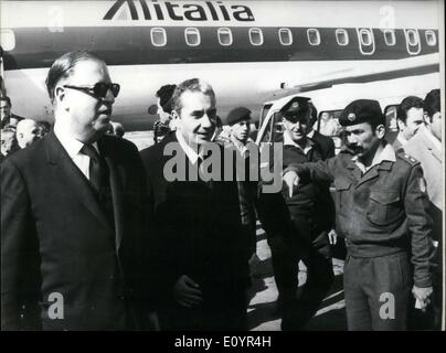 Mar 09, 1971 - Per la prima volta in Italia del Ministro degli Affari Esteri, il sig. Aldo Moro, è stato ricevuto in Israele. Il sig. Aldo Moro annuncio il sig. Abba Eban, il suo omologo israeliano (sinistra) sono raffigurato all'aeroporto di Lod. Foto Stock