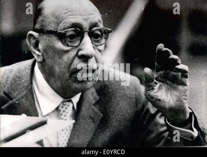 Apr. 04, 1971 - Igor Stravinsky muore all'età di Eighty-Eight: Igor Stravinsky, il più influente compositore del ventesimo secolo, è morto nella sua Quinta Avenue appartamento a New York oggi, apparentemente da un attacco di cuore. Egli è stato 88 e era stato malato per circa dodici mesi. Mostra fotografica di Igor Stravinskij che è morto a New York all'età di 88. Foto Stock