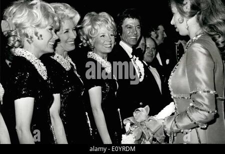 Apr. 04, 1971 - Princess Anne assiste una carità di gala show chiamato ''rientrano nelle stelle'' al London Palladium: Princess Anne era presente ieri sera in un gala concerto di beneficenza al London Palladium, sponsorizzato dalla varietà club della Gran Bretagna, per raccogliere fondi per la sezione per bambini dell'esercito benevolo fondo. La schiera di stelle che appaiono sono state prelevate dal teatro, film, televisione, varietà , balletto e tutte le parti del mondo di intrattenimento. La foto mostra il Princess Anne incontra il Beverley sorelle sul palco, dopo l'ultima notte di carità show. Foto Stock