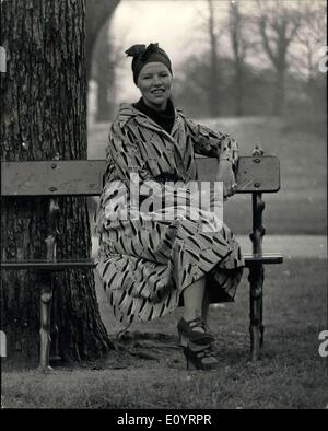 Apr. 16, 1971 - Glenda Jackson vince l'Oscar per la migliore attrice dell'anno: Glenda Jackson è stato svegliato molto presto questa mattina da una telefonata da Los Angeles dicendo lei ha vinto l'Oscar per la migliore attrice protagonista dell'anno. L'Oscar è stato premiato per la sua performance come Gudrun nell''Le donne in amore'' , e Juliet Mills ha ricevuto il premio Glenda. Oggi Glenda festeggiava il suo trionfo con gli amici a casa sua a Blackheath. Londra. La foto mostra dopo aver frequentato una pressa presso il Royal Garden Hotel, Glenda Jackson si rilassa su una panchina nel parco di Kensington Gardens oggi. Foto Stock