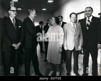 Maggio 05, 1971 - Sig.ra Rogers incontra la Signora Meir in Israele. Il Sig. William Rogers, il Segretario di Stato americano, è volato oltre il Canale di Suez e in Gerusalemme sotto protezione pesante, per incontrare la signora Golda Meir, il Primo ministro israeliano nella sua ricerca per la pace in Medio Oriente. Mostra fotografica di:- Sig. Rogers visto stringono le mani con la sig.ra Meir all'Ufficio del Primo Ministro. Sulla sinistra è Israele il Ministro degli Affari Esteri, il sig. Abba Eban. Foto Stock