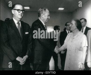 Maggio 07, 1971 - Il 7 maggio. 1971. Il sig. Rogers incontra la Signora Meir in Israele.: Sig. William Rogers, il Segretario di Stato americano, ieri è volato oltre il Canale di Suez e in Gerusalemme sotto protezione pesante, per un incontro con la signora Golda Meir, il Primo ministro israeliano nella sua ricerca per la pace in Medio Oriente. La foto mostra il sig. Roger visto stringono le mani con la sig.ra Meir all'ufficio del Primo ministro ieri. Sulla sinistra è il Israele Ministro degli Affari Esteri, il sig. Abba Eban. Foto Stock