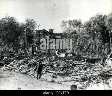 27 maggio 1971 - 27 maggio 1971 Terremoto in Turchia orientale. Più di 800 cadaveri sono stati riportati per avere stato recuperato dopo il sabato notte del terremoto in Turchia orientale. L epicentro del terremoto è stato vicino a Bingol, una provincia di circa 150.000 nei habitants, il livellamento dei villaggi e delle città. Più di 300 persone morirono sotto tumbling edifici nella città di Bingol da soli, una città di 17.000 abitanti. La foto mostra: vista che mostra il terremoto estesi danni in Bingol. Foto Stock