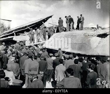 27 maggio 1971 - 27 maggio 1971 Terremoto in Turchia orientale. Più di 800 cadaveri sono stati riportati per avere stato recuperato dopo il sabato notte del terremoto in Turchia orientale. L epicentro del terremoto è stato vicino a Bingol, una provincia di circa 150.000 nei habitants, il livellamento dei villaggi e delle città. Più di 300 persone morirono sotto tumbling edifici nella città di Bingol da soli, una città di 17.000 abitanti. La foto mostra: le operazioni di soccorso essendo effettuata tra i danni del terremoto in Bingol. Foto Stock