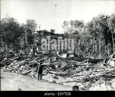 27 maggio 1971 - 27 maggio 1971 Terremoto in Turchia orientale. Più di 800 cadaveri sono stati riportati per avere stato recuperato dopo il sabato notte del terremoto in Turchia orientale. L epicentro del terremoto è stato vicino a Bingol, una provincia di circa 150.000 nei habitants, il livellamento dei villaggi e delle città. Più di 300 persone morirono sotto tumbling edifici nella città di Bingol da soli, una città di 17.000 abitanti. La foto mostra: vista che mostra il danno esteso in Bingol. Foto Stock