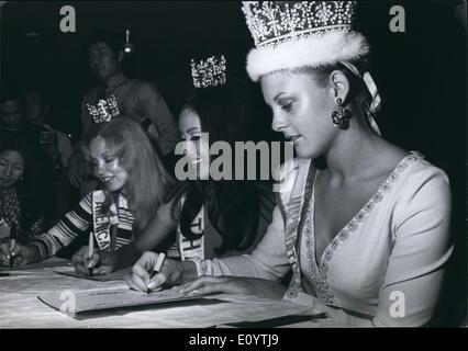 Giugno 06, 1971 - Mondo vincitori di bellezza a Tokyo: Jane Cheryl Hansen (Miss Nuova Zelanda) recentemente eletto ''Miss bellezza internazionale'' a Long Beach, California contest, è stato invitato in Giappone con il suo runner-up per prendere parte a una sfilata di moda. Le bellezze sono state ''su view'' a Tokyo department store per incontrare il pubblico e firmare autografi. Mostra fotografica di Jane Cheryl Hansen (telecamera più vicina) indossa la sua corona e vesti regali come Lei firma autografi in Tokyo, accanto a lei è ''Miss Thailandia " (Sutuk Likitkul), e ''Miss America'' (Jacqueline Jochims) Foto Stock