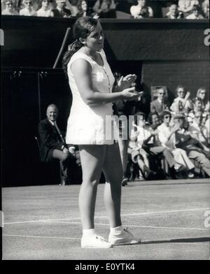 Giugno 06, 1971 - Wimbledon Tennis Championship 2° Giorno Virginia WadenV Pat Hogan. Mostra fotografica di Patty Hogan degli Stati Uniti approva una brillante tornare dal suo avversario Virginia Wade che ha vinto in due set. Foto Stock