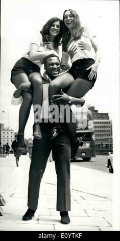 Giugno 06, 1971 - Joe Frazier presso gli studi televisivi.: World Heavyweight Boxing champion, Joe Frazier che apparirà nel Tamigi programma TV "Tea Break' che spegne il giovedì è stata presso gli studi di oggi con due di Londra lucidascarpe solo ragazze, Pavla Podhrazska e Jane Green che figurano anche nel programma. Mostra fotografica di Joe Frazier contiene fino Pavla Podhrazska (sinistra) e Jane verde, a studi televisivi di oggi. Foto Stock