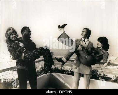 Giugno 06, 1971 - Gala a Angel Bay Marina: per celebrare il decimo anniversario della ditta, il promotore di un enorme complesso di vacanza, l'angelo Bay Marina, vicino a Nizza sulla Cote s'Azur, ha appena dato su San Giovanni quasi una grande festa di gala, con un host di star internazionali appositamente volato in fr l'evento.Mostra fotografica Heavyweight champ del mondo.Joe Frazier, funziona con Vivian Reed, un cantante è touring road-show. Foto Stock