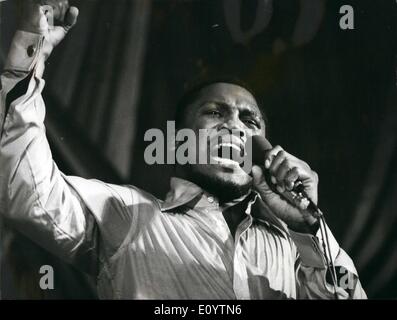 Giugno 06, 1971 - Joe Frazier canta: Foto mostra World Heavyweight Boxing champion Joe Frazier, raffigurata sul palco durante il suo aspetto di canto presso il Teatro di Granada, Tooting, la notte scorsa. Egli ha sostenuto dai suoi musicisti, gli estrattori. Foto Stock