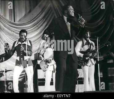 Giugno 06, 1971 - Joe Frazier canta. La foto mostra il World Heavyweight Boxing champion Joe Frazier, raffigurata sul palco durante il suo aspetto di canto presso il teatro di Granada, tooting la scorsa notte. Egli è stato supportato dal suo gruppo di fori sfondabili. Foto Stock