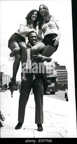 Giugno 06, 1971 - Joe Frazier presso gli studi televisivi: World Heavyweight Boxing champion Joe Frazier che apparirà nel Tamigi programma TV "Tea Break' che spegne il giovedì è stata presso gli studi di oggi con due di Londra lucidascarpe solo ragazze, Pavla Podhrazska e Jane Green ,che figurano anche nel programma. Mostra fotografica di Joe Frazier contiene fino Pavla Podhrazska (sinistra) e Jane verde, a studi televisivi di oggi. Foto Stock