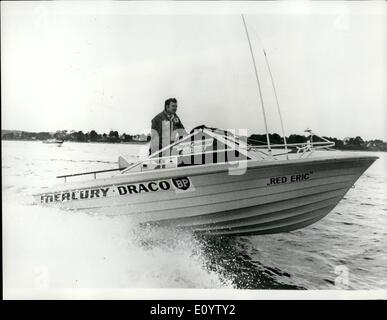 Giugno 06, 1971 - Off su Atlantic Trip - Con il motoscafo. 26 enne danese Hans Tholstrup, raffigurato quando ha lasciato Copenhagen recentemente in un 22ft open motoscafo su un tentativo di attraversare l'Atlantico. Hans ha installato un sistema automatico per arrestare la sua barca un rilascio di una sea anchor se egli cade in acqua durante la 6.000 miglia di viaggio a New York. Foto Stock