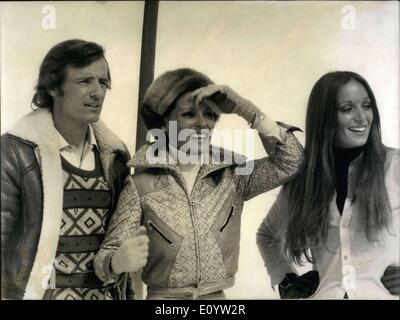 Giugno 18, 1971 - Il famoso francese campione di sci Jean-Claude Lilly, che si sia distinto nella maggior parte dei concorsi internazionali, è attualmente le riprese del film chiamato ''Il grande sci Cappero" sotto la direzione di Georges Englund. Il film, la cui azione si svolge su pendii nevosi, è attualmente in fase di riprese a Cervinia (Italia) cose al Cervino. L'attrice francese Daniele Gaubert, Delia Boccardo, Cliff Potts e Vittorio De Sica parteciperà anche il filmato. Jean-Claude Killy è raffigurato con Daniele Gaubert (centro) e Delia Boccardo durante le riprese del film. Foto Stock