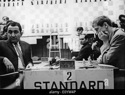Luglio 01, 1971 - Belgrade, Jugoslavia - File foto: circa nel luglio 1971. L'ex campione del mondo di scacchi Bobby Fischer degli Stati Uniti, arrestato in Giappone e ha voluto che nel suo paese di origine a partire dal 1992 per la rottura di un embargo internazionale sulla ex Jugoslavia è ampiamente considerato uno degli sport più brillanti menti di tutti i tempi. Nel 1972, a Helsinki, il genio americano ha rotto il 24 anni di dominio sovietico sconfiggendo Boris Spassky, e ha portato a casa un campionato del mondo. Nella foto: Bobby Fischer, grand master da Stati Uniti d'America sta giocando sulla seconda scheda vs gran maestro Tigran Petrosian. Foto Stock