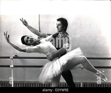 Lug. 07, 1971 - leader australiano ballerino maschio che ripete con Dame Margot Fonteyn per tour australiano: Garth Welch, leader australiano ballerino maschio, è arrivato a Londra per provare con Dame Margot Fonteyn, chi sarà guest star con il Balletto Australiana per cinque mesi a partire dal mese di luglio 29th. Dame Margot world-wide pianificazione delle prestazioni rese necessarie Welch's viaggio a Londra. Ella si danza con il Balletto australiana in tutta l Australia, nonché a Singapore e di Manila. Mostra fotografica di Garth Welch e Dame Margot Fonteyn ripassando insieme in Hammersmith, London, oggi. Foto Stock