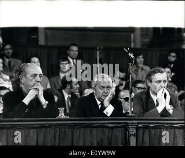 Lug. 07, 1971 - Speciale del partito laburista conferenza sul mercato comune presso il Central Hall Westminster: un lavoro speciale conferenza di partito si è tenuta oggi presso la sala centrale di Westminster in cui oltre mille delegati e MPs oltre la Gran Bretagna è entrata nel mercato comune. La foto mostra i membri del Partito laburista sulla piattaforma di conferenza odierna L-R. Tom Driberg, sig. Harold Wilsom, il leader del partito laburista e il sig. Wedgewood-Ben chi è l'ombra del ministro del Commercio e dell'industria - tutti in un umore intelligentemente. Foto Stock