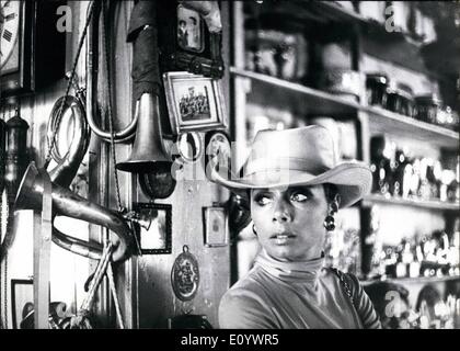 Agosto 08, 1971 - L'attrice tedesca: Monika Peitsoh (foto) è molto appassionato di antiquariato. Durante una prova per una serie TV, dove interpreta il ruolo di un detective, ella sua per guardare attorno a uno di quei negozi a Monaco di Baviera. monika ama snuffler-scene come questa. Foto Stock