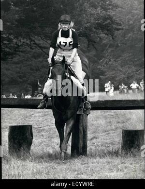 Agosto 08, 1971 - Princess Anne è tornato in sella ancora una volta come essa compete nel Eridge Horse Trials: a seguito del suo recente Foto Stock