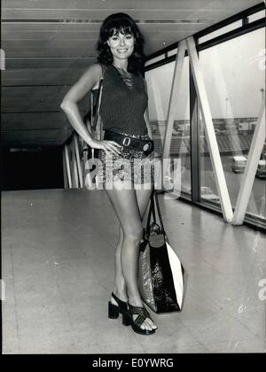 Agosto 08, 1971 - Anne il favoloso a quaranta cercando favoloso a quaranta - è la bella attrice britannica Anne Heywood, indossando un sorprendente hot pant outfit quando è arrivata all' Aeroporto di Heathrow ieri da Ginevra. Miss Heywood, che vive in Svizzera con il marito, produttore di film Raymond Stross e figlio di otto anni, è in Inghilterra in connessione con l'apertura nel mese di ottobre del suo ultimo film ''Io voglio quello che voglio' Foto Stock