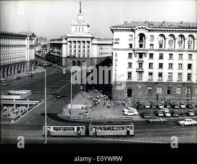 Agosto 08, 1971 - Una passeggiata in Sofia: Vista del centro di Sofia. In background è la costruzione del CC del partito comunista bulgaro; destra è il ''Balkan'' hotel e a sinistra è il palazzo del Consiglio dei ministri. Foto Stock