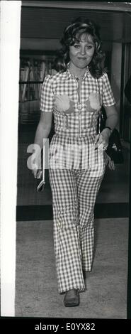 Sett. 09, 1971 - Lulu è di ritorno in città: La foto mostra il cantante popolare Lulu, indossava l'attraente gingham pantalone vestito, quando siamo arrivati all'Aeroporto di Londra oggi dagli Stati Uniti, dopo la visita di suo marito che è in tour con i Bee Gees gruppo pop. Foto Stock