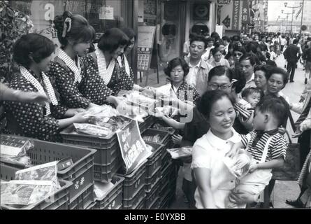 Sett. 09, 1971 - mele gratuite a Tokyo: al fine di attrarre Tokyoites la Yamada Hotspring resort nella Prefettura di Nagano, circa 220 chilometri da Tokyo, proprietari schierate un partito di Yamada ragazze nei loro costumi provinciale a mano 30.000 le mele per i passanti in politene avvolto confezioni contenenti tre mele coltivate nella zona di Yamada. La foto mostra la Yamada ragazze fuori mano le mele sulla Ginaa. Foto Stock