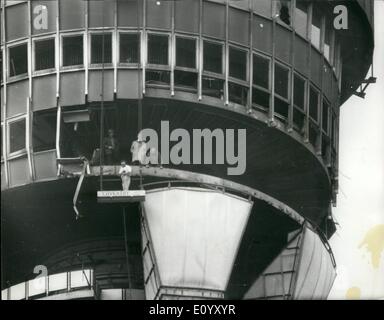 Ottobre 10, 1971 - esplosione al trentunesimo piano della Londra post office tower : a circa 4' 0 Orologio questa mattina un grande espresso Foto Stock