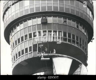 Ottobre 10, 1971 - esplosione al trentunesimo piano della Londra post office tower : a circa 4' 0 Orologio questa mattina un grande espresso Foto Stock