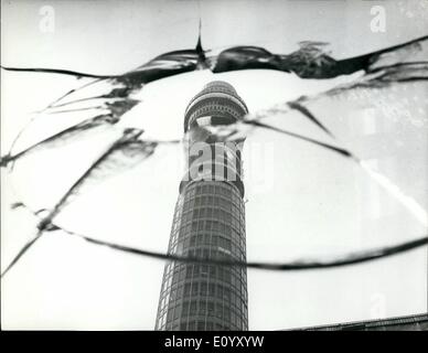 Ottobre 10, 1971 - Esplosione del trentunesimo piano di Londra Post Office Tower.: a circa 4 ore di questa mattina una grande esplosione teek posto al trentunesimo piano di Londra Post Office Tower è appena spento Tettenham Corte leggere. Il blast fracassato windows mai una vasta area attorno alla torre. Si è pensato che il BLAST è stato da un  collocato nel Signore bagni su tale piano. Come è accaduto così presto di mattina nessuno è stato ferito il BLAST. La foto mostra la parte danneggiata del Post Office Tower è incorniciato attraverso un vetro rotto , che è stato rotto dal blast. Foto Stock