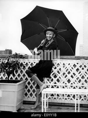 L'attrice Bibi Andersson in pioggia sul balcone Foto Stock