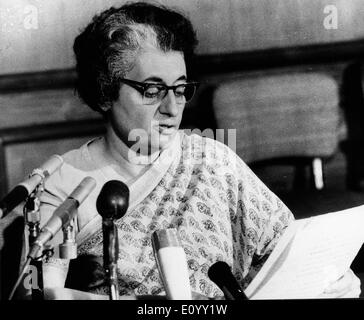 Il primo ministro Indira Gandhi parla a una conferenza Foto Stock