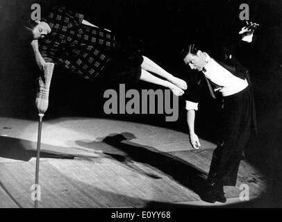Nov 08, 1971; New York, NY, STATI UNITI D'AMERICA; peruviano di magic RICHIARDI consente a Sandra, il suo partner spagnola, al resto apparentemente in aria sottile, con un gomito su un manico di scopa. Foto Stock