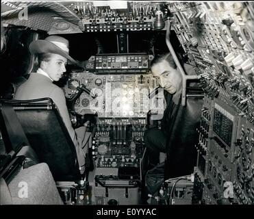 Nov. 11, 1971 - Princess Anne visite Concorde: Princess Anne è visto con Brian Trubshaw, direttore delle operazioni di volo e pilota di prova per il British Concorde, nel pozzetto dell'Angle-French supersonic jetliner ''Concorde'', a Filton Airfield Bristol, ieri, quando la principessa ha fatto un tour di Filton e Concorde Pant. Foto Stock